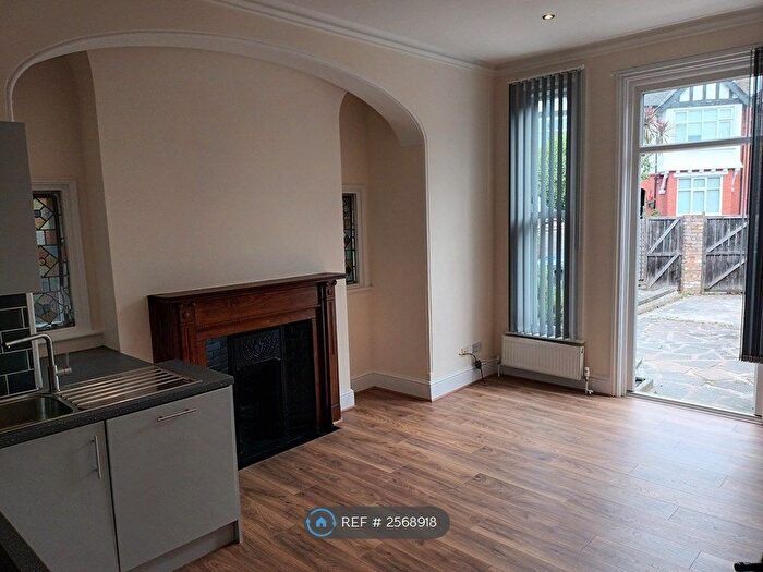 2 Bedroom Flat To Rent In Gunnersbury Lane, London, W3