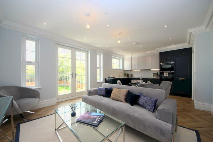 2 Bedroom Flat To Rent In Ivy Court, Cobham, KT11