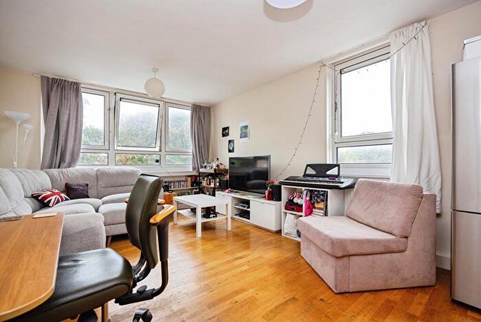 1 Bedroom Flat For Sale In Mount Court, The Mount, Guildford, Surrey, GU2