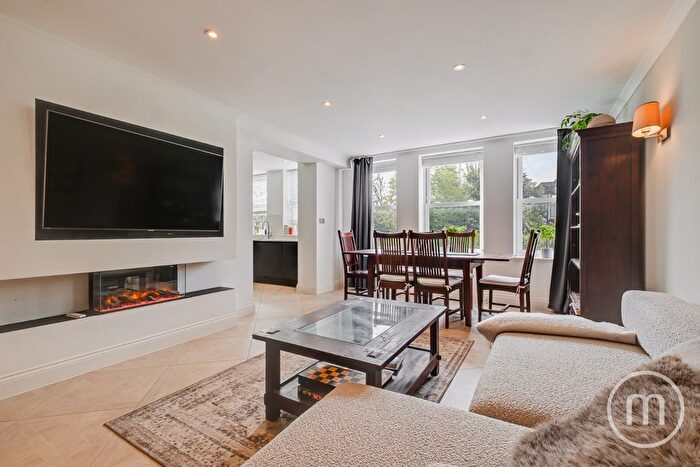 2 Bedroom Flat For Sale In Woodstock Road, Golders Green, NW11