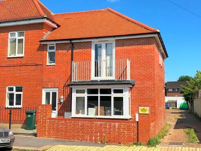 2 Bedroom End Of Terrace House To Rent In Raphael Road, Hove, BN3