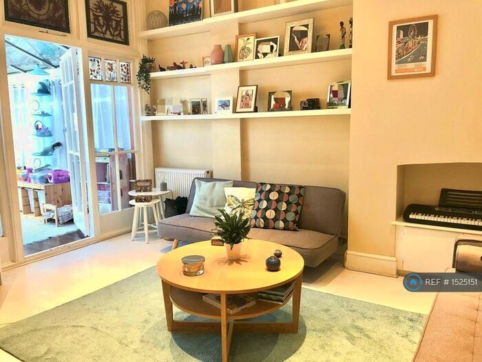 3 Bedroom Flat To Rent In Methuen Park, London, N10