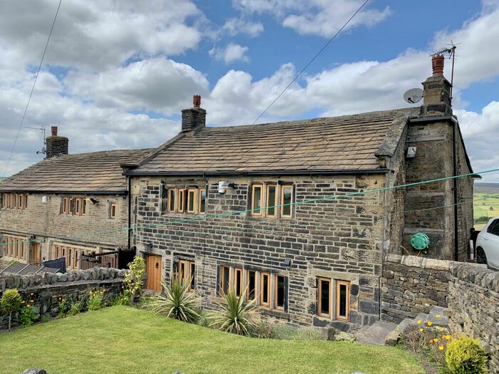 2 Bedroom House To Rent In South Clough Head, Halifax, HX2