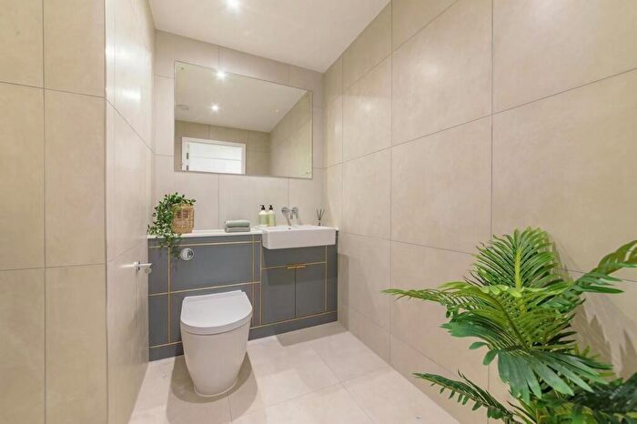 4 Bedroom Town House To Rent In Springpark Drive, Woodberry Down, London, N4
