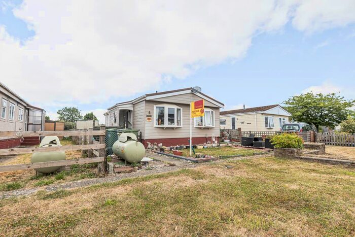 2 Bedroom Park Home For Sale In Crookham Common, Thatcham, RG19