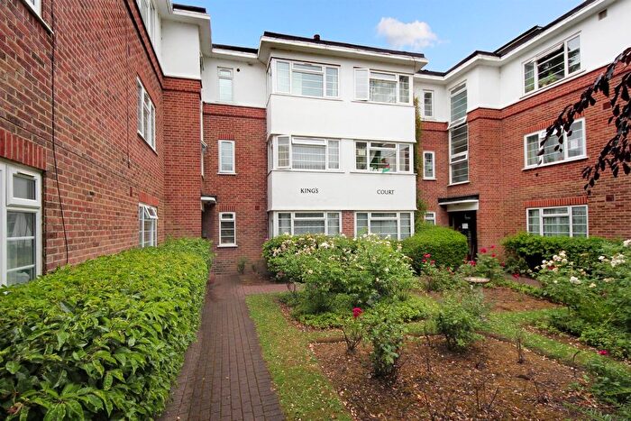 2 Bedroom Flat To Rent In Kings Court, Castlebar Park, W5