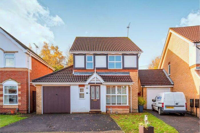 3 Bedroom Detached House To Rent In Phillips Close, GU10