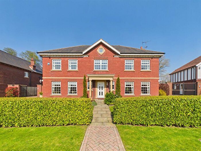 4 Bedroom Detached House For Sale In Tranby Lodge Gardens, Hessle, HU13