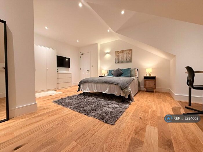 Studio To Rent In Far Way, Hornchurch, RM11