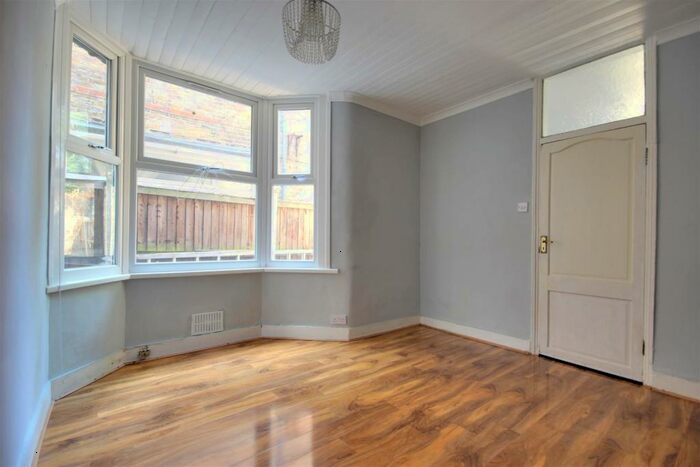 2 Bedroom Flat To Rent In Abbotsford Avenue, London, N15