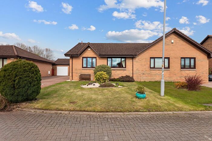 3 Bedroom Semi Detached Bungalow For Sale In Turnyland Way, West Freelands, Erskine, PA8