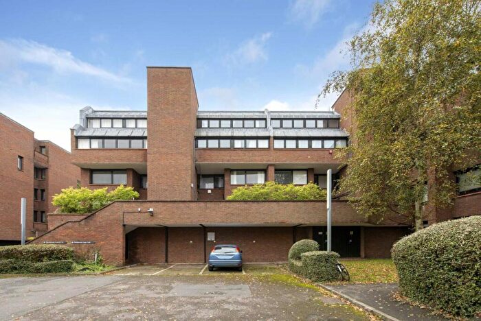 2 Bedroom Flat To Rent In Britten Close, London, NW11