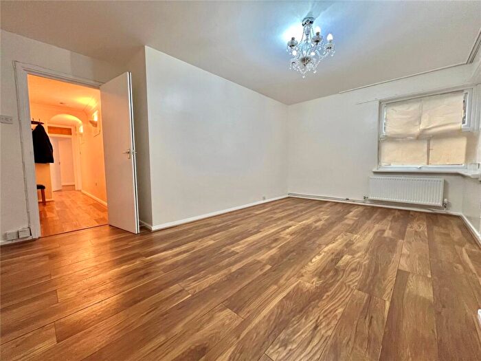 2 Bedroom Apartment To Rent In Tash Place, London, N11