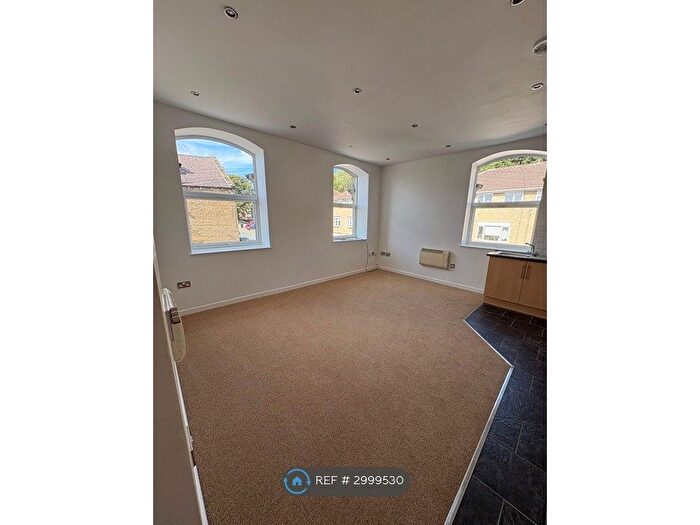2 Bedroom Flat To Rent In Browning Avenue, Halifax, HX3
