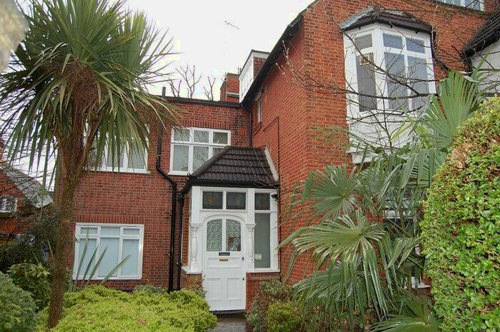 2 Bedroom Flat To Rent In The Lodge, The Avenue, London, W4