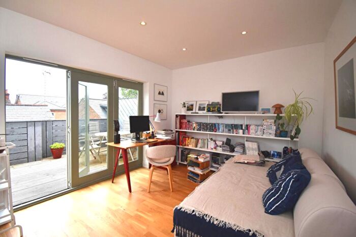 1 Bedroom Apartment For Sale In Queens Road, Weybridge, KT13