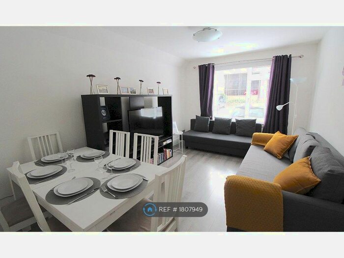 2 Bedroom Flat To Rent In Lochrin Place, Edinburgh, EH3