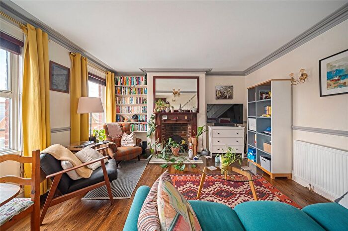 2 Bedroom Flat For Sale In Shrubbery Road, Streatham, London, SW16