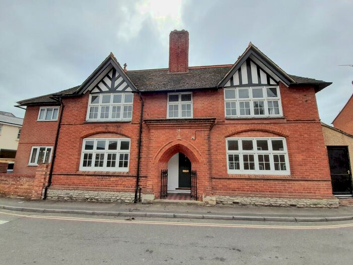 3 Bedroom Detached House To Rent In Union Street, Newport Pagnell, MK16