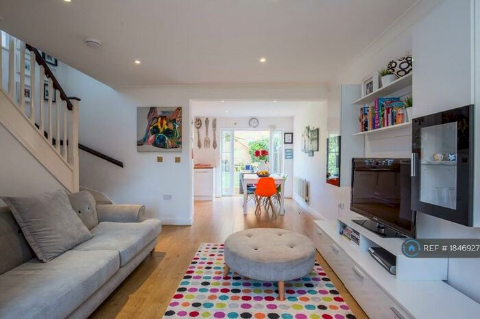 4 Bedroom Semi-Detached House To Rent In Tiverton Way, London, NW7