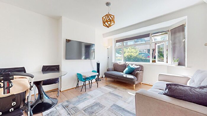 1 Bedroom Flat For Sale In Connell Crescent, London, W5