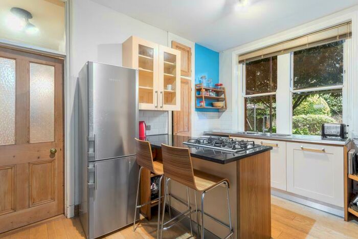 3 Bedroom Flat To Rent In Camberwell New Road, SE5