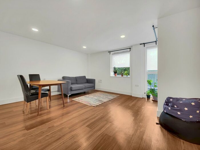 2 Bedroom Flat To Rent In Market Road, London, N7