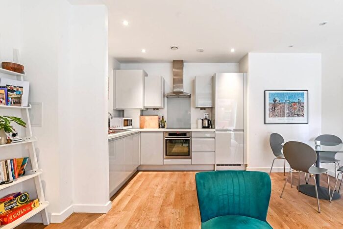 1 Bedroom Flat To Rent In Salcombe Road, Stoke Newington, London, N16