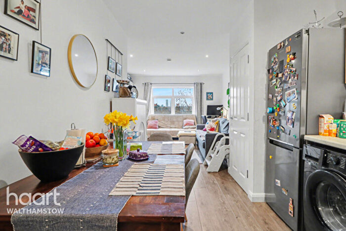 1 Bedroom Apartment For Sale In Thornbury Way, London, E17