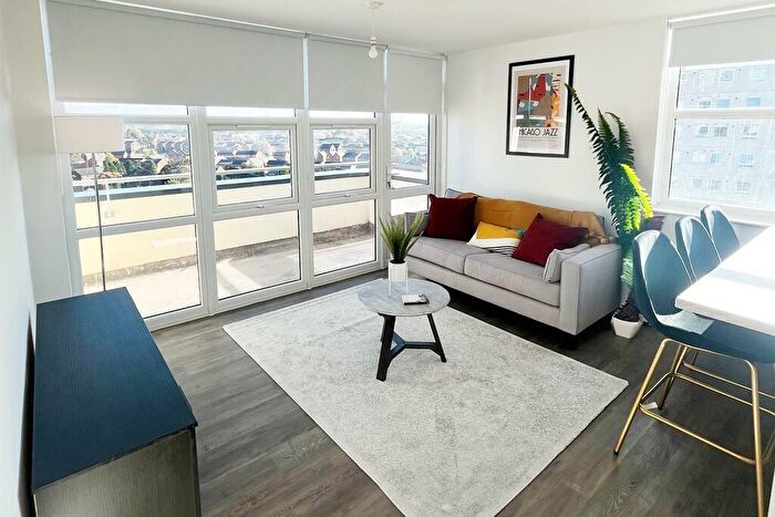 2 Bedroom Flat To Rent In Oldham Road, Manchester, Greater Manchester, M40