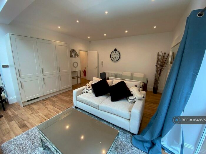 3 Bedroom Flat To Rent In Balham, London, SW12