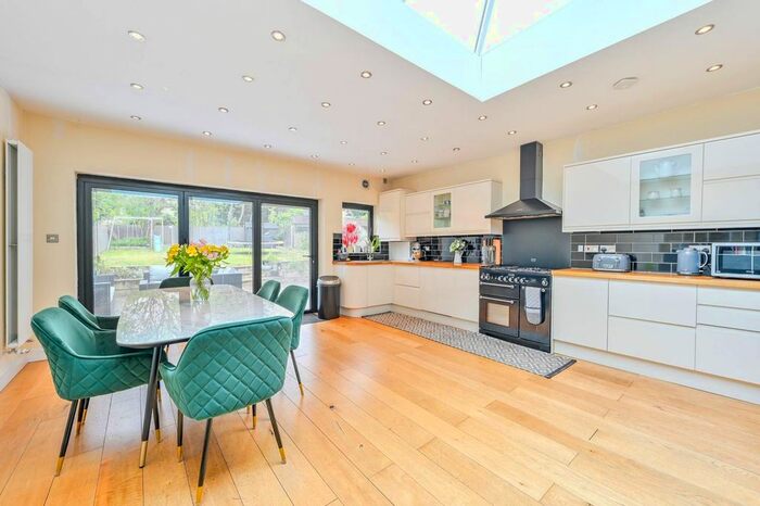 3 Bedroom Semi-Detached House To Rent In Guildford Road, Walthamstow, London, E17