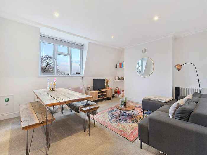 2 Bedroom Apartment To Rent In The Gardens, East Dulwich London, SE22