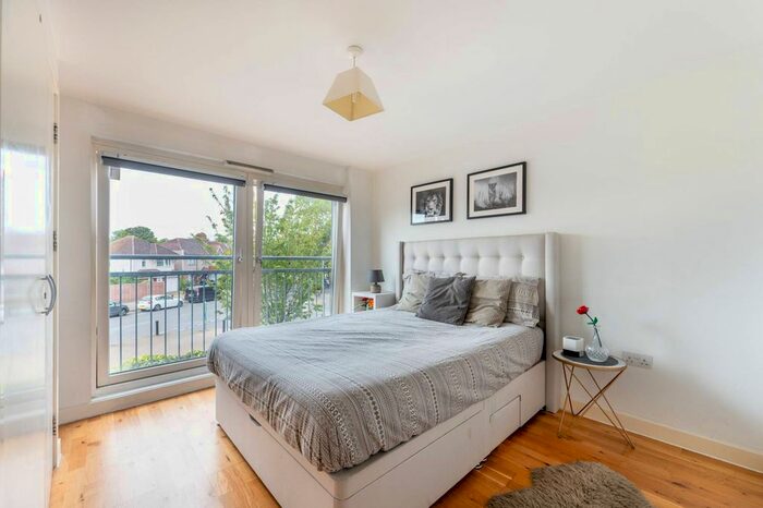 2 Bedroom Flat To Rent In Sudbury Heights Avenue, Sudbury, Greenford, UB6