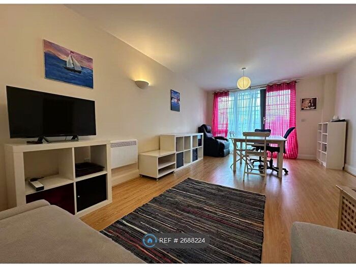 2 Bedroom Flat To Rent In Patrick Court, London, SE1
