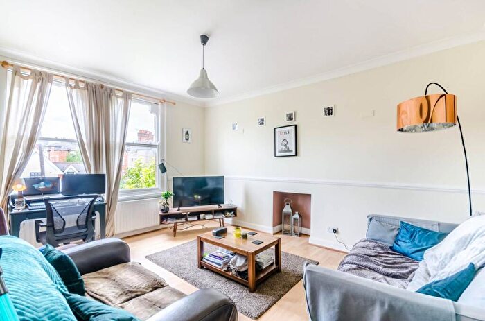 2 Bedroom Flat To Rent In Culverden Road, Balham, London, SW12