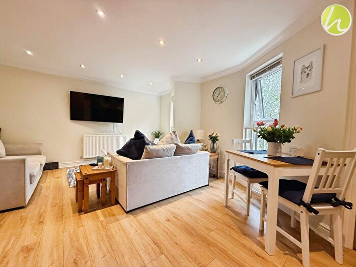 2 Bedroom Flat For Sale In King Street, Stanford-Le-Hope, SS17