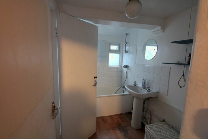 3 Bedroom Terraced House To Rent In Tanglewood Way, Feltham, TW13