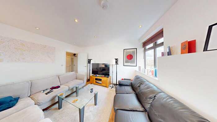 3 Bedroom Flat To Rent In Cambridge Heath Road, London, E1