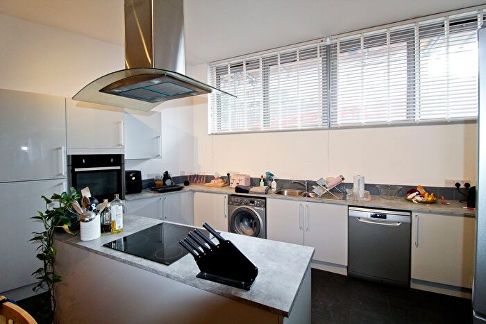 2 Bedroom Flat To Rent In Wick Lane, London, E3