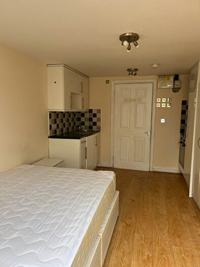 Studio To Rent In C Mill Gardens, - Mill Street, Luton, LU1