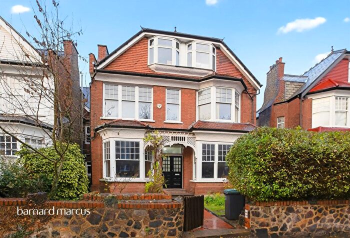 3 Bedroom Flat For Sale In Princes Avenue, London, N10
