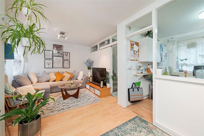 2 Bedroom Flat For Sale In Keevil Drive, Southfields, London, SW19