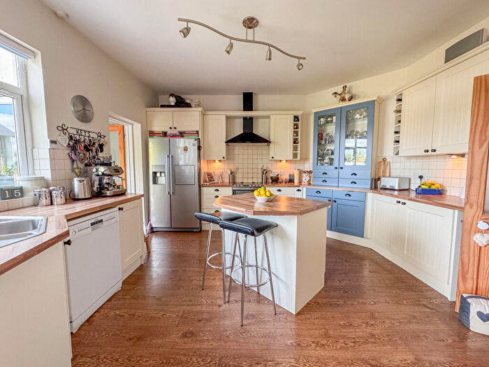 4 Bedroom Semi-Detached House For Sale In Folly Chase, Hockley, SS5