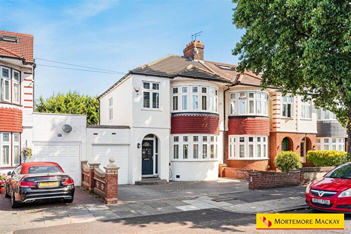 3 Bedroom End Of Terrace House For Sale In Firs Park Avenue, London, N21