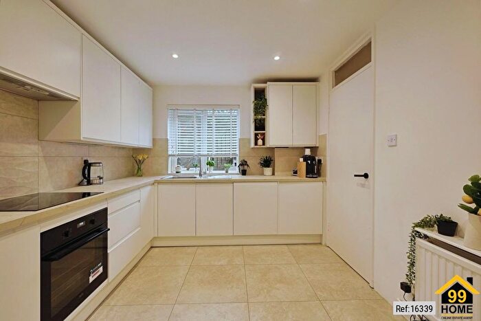 2 Bedroom Maisonette For Sale In St Ervans Road, London, W10