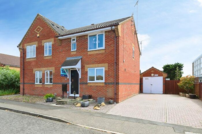 3 Bedroom Semi Detached House For Sale In Coltsfoot Drive, Peterborough, PE2