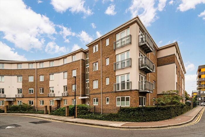 2 Bedroom Flat To Rent In Morton Close, Whitechappel, E1