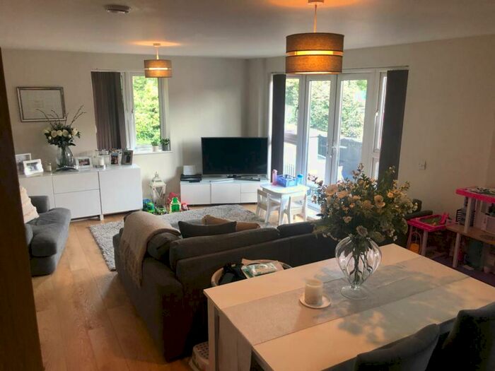 Houses to rent in Longmore Avenue, EN4