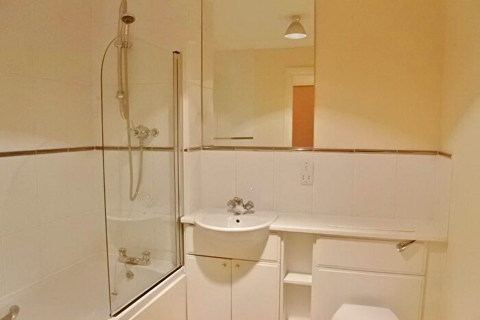 2 Bedroom Flat To Rent In Crown Heights, Alencon Link, Basingstoke, RG21